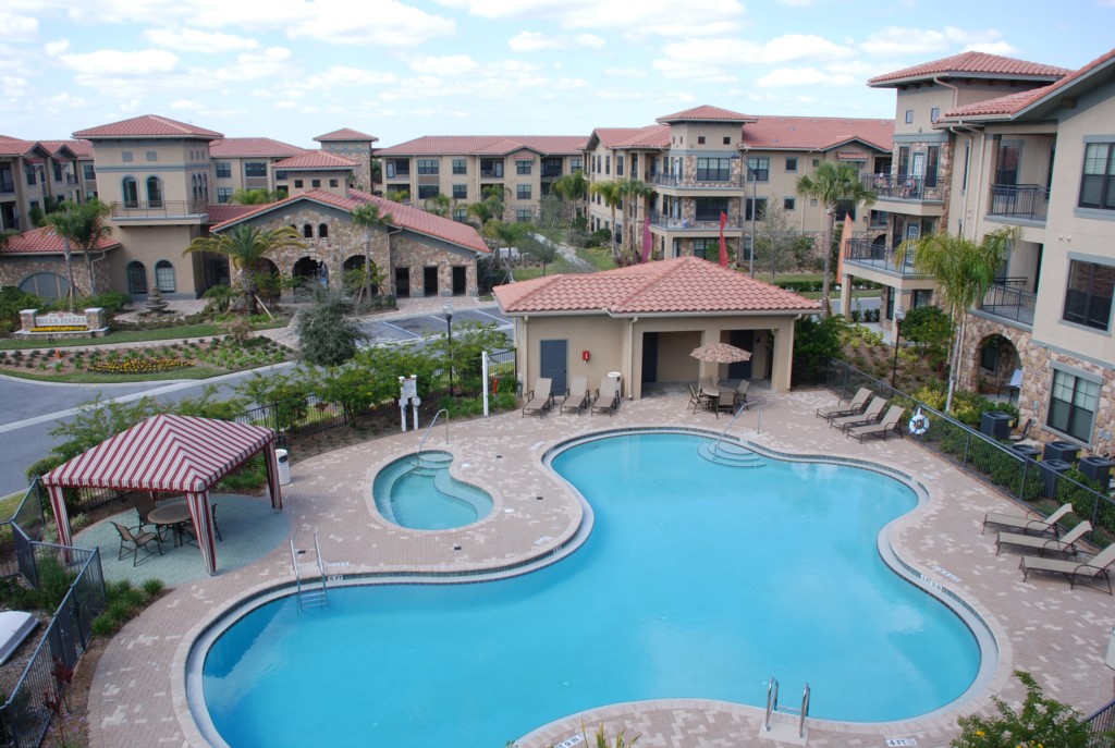 Bella Piazza second swimming pool in front of Buildings 8 and 9